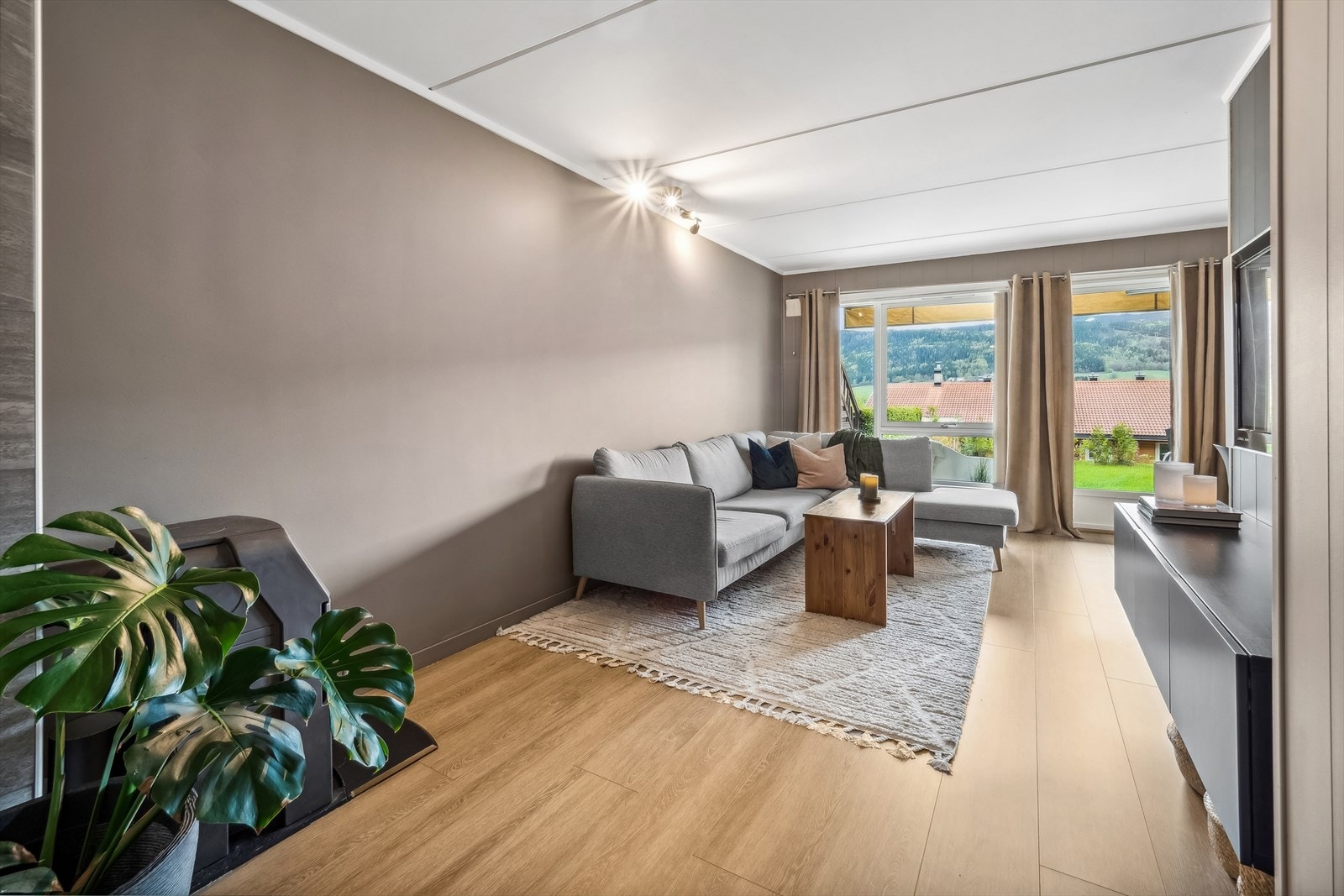 Boligen har elektrisk oppvarming med panelovner, gulvvarme i gang og på bad. I stuen er det peisovn. Galleribilde