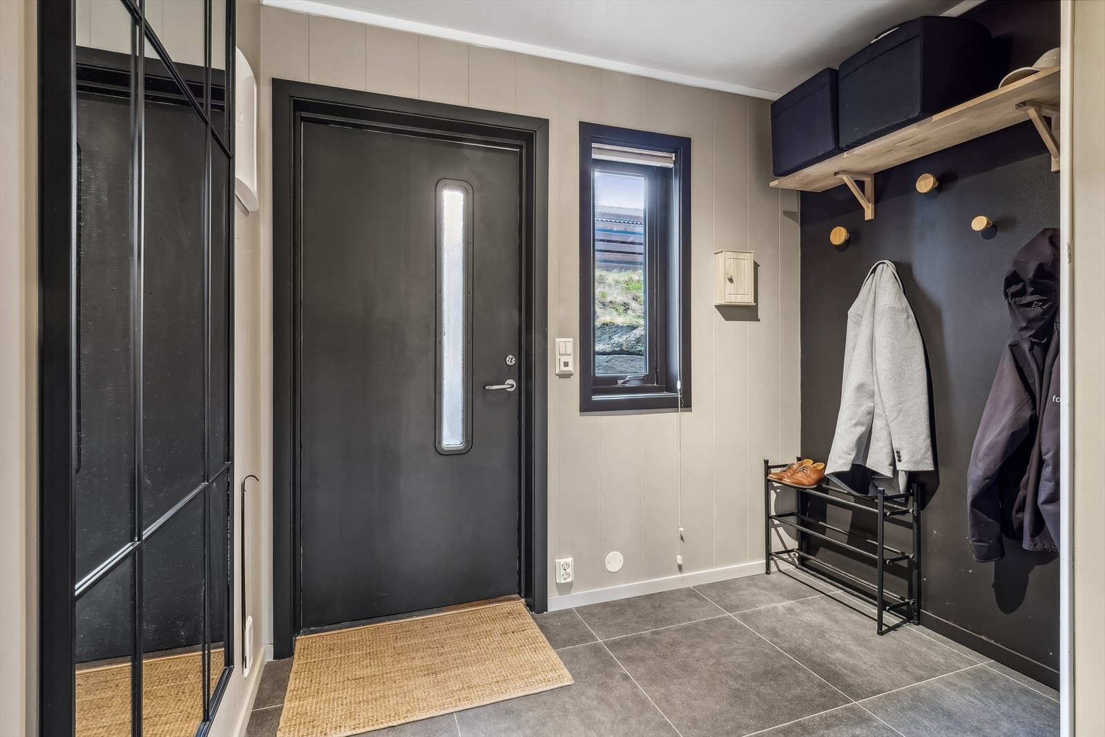 Du ønskes velkommen inn i en romslig entré. I 2023 ble det lagt fliser på gulv m/varmekabler. Galleribilde