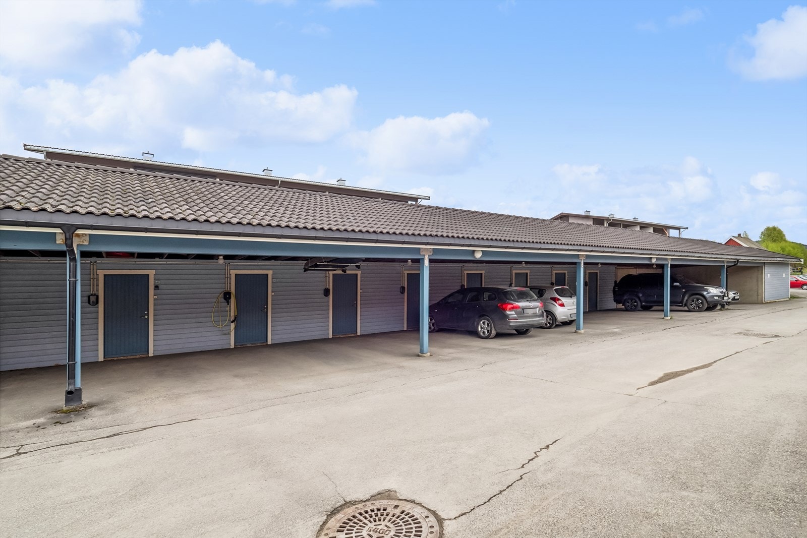 Det er parkering i carport med mulighet for el-billader. Galleribilde