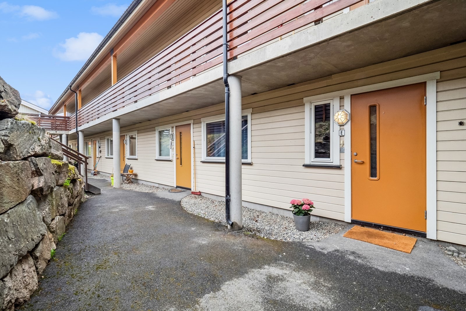 Inngangspartiet gir et hyggelig førsteinntrykk av leiligheten. Galleribilde