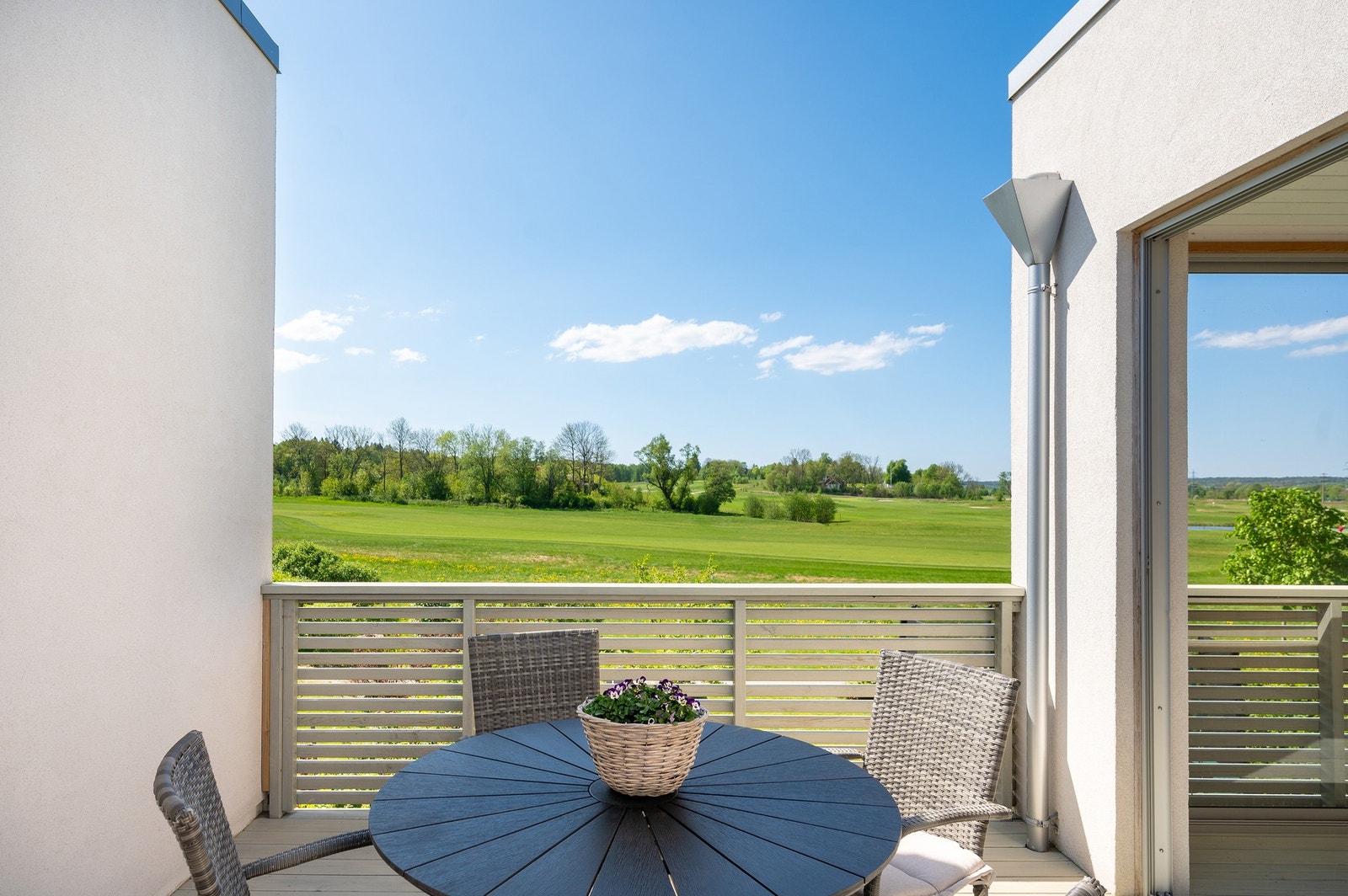 Takterrasse med utsyn over naturen og golfbanen. Galleribilde