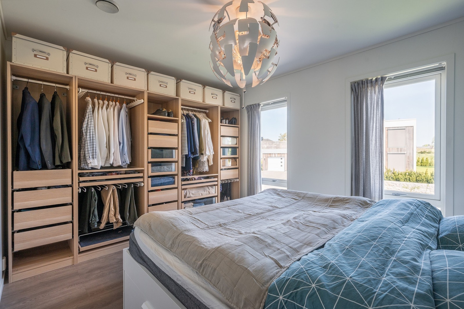 Hovedsoverom med stor garderobe Galleribilde