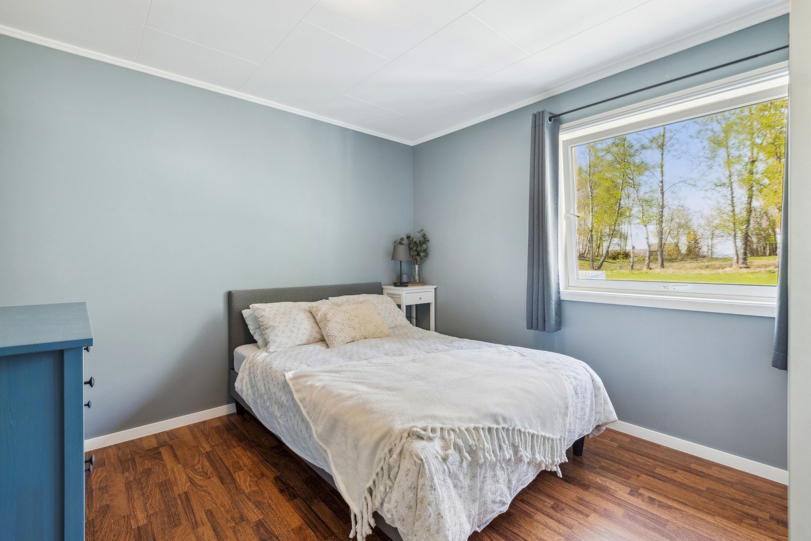 Romslig soverom med utsikt utover friområdet. God plass til dobbeltseng og garderobeløsning. Galleribilde