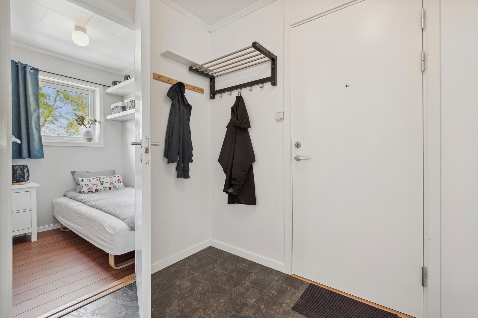 Praktisk rom rett innenfor inngangsdøra som per i dag brukes som soverom, men som er byggegodkjent som bod. Galleribilde