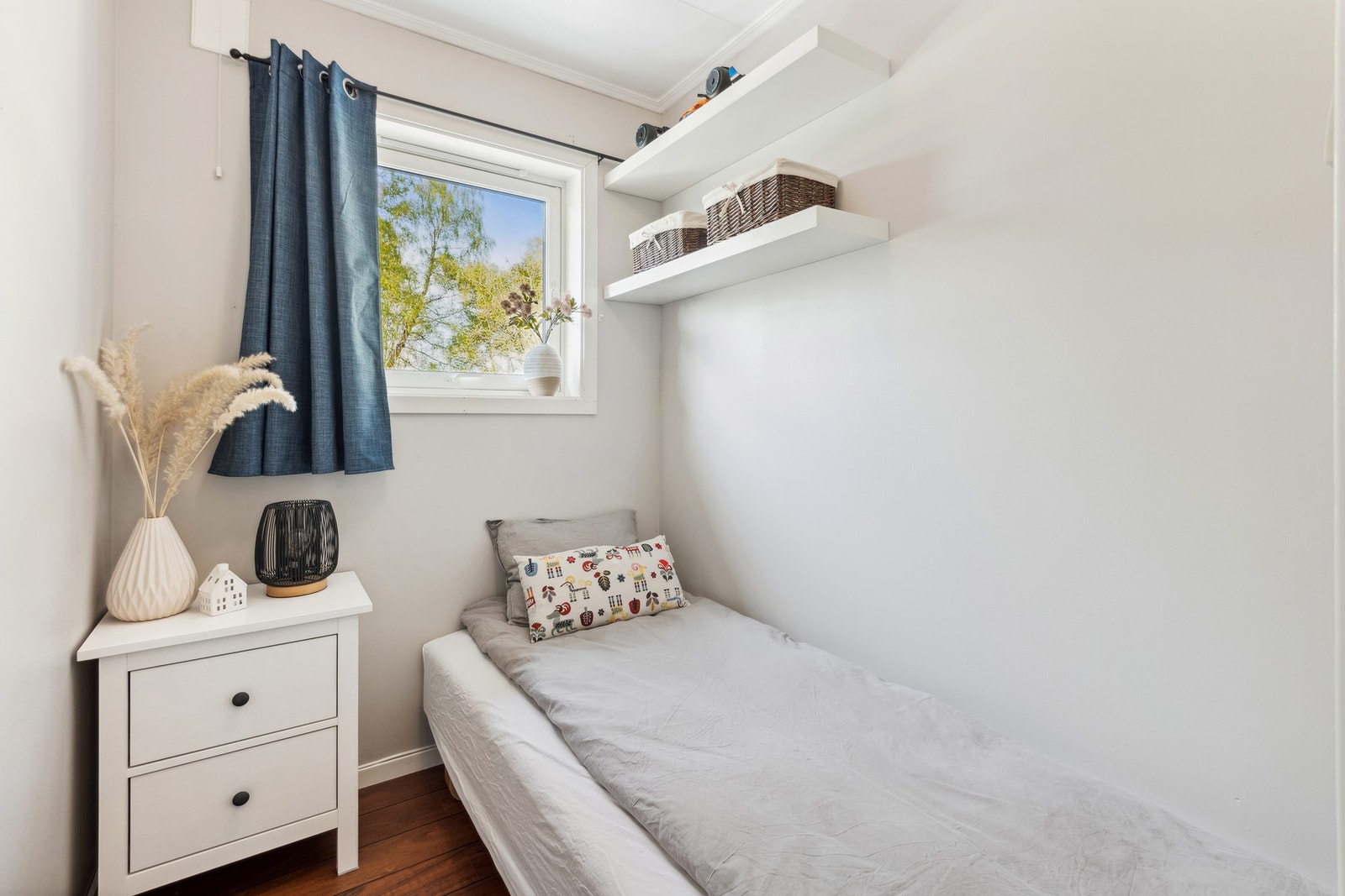 Det ekstra soverommet er ikke byggegodkjent. Dette er et søknadspliktig tiltak. Rommet er under grensen for anbefalt størrelse på et soverom. Galleribilde