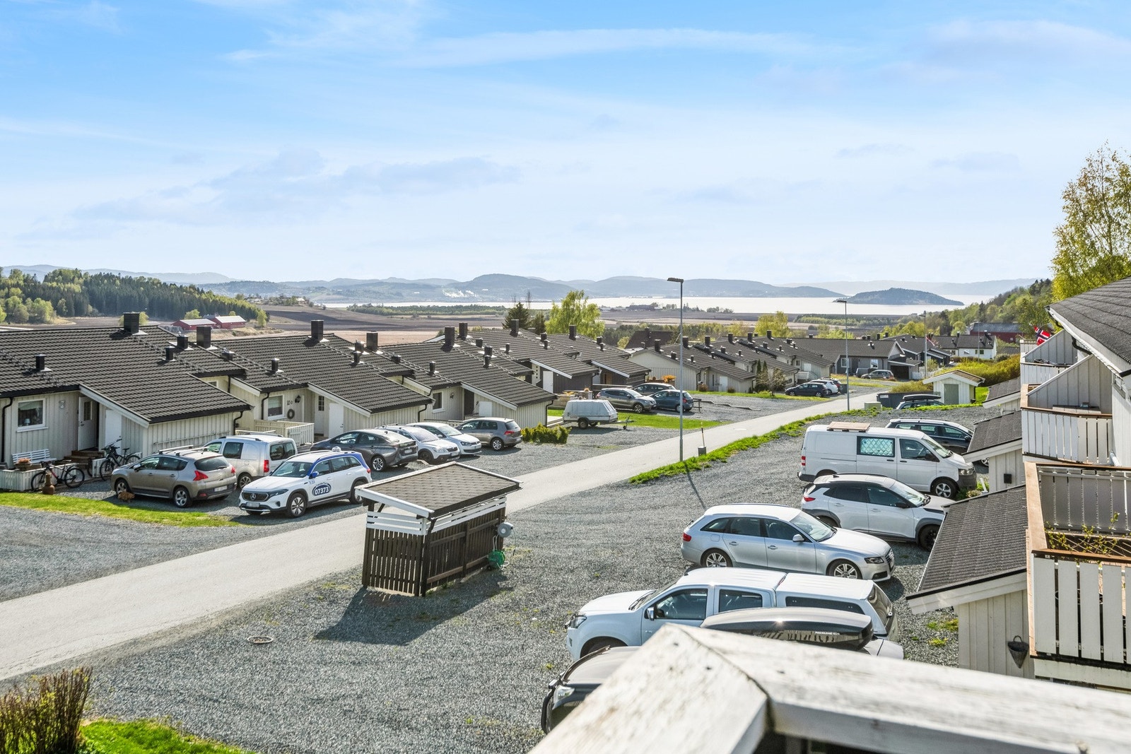 Boligen har nydelig fjordutsikt. Galleribilde