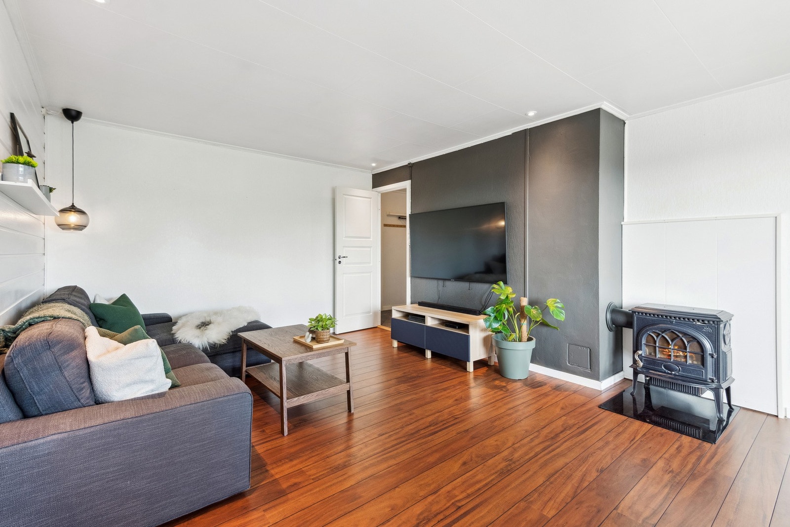 Vedfyring er behagelig på ekstra kalde dager. Galleribilde