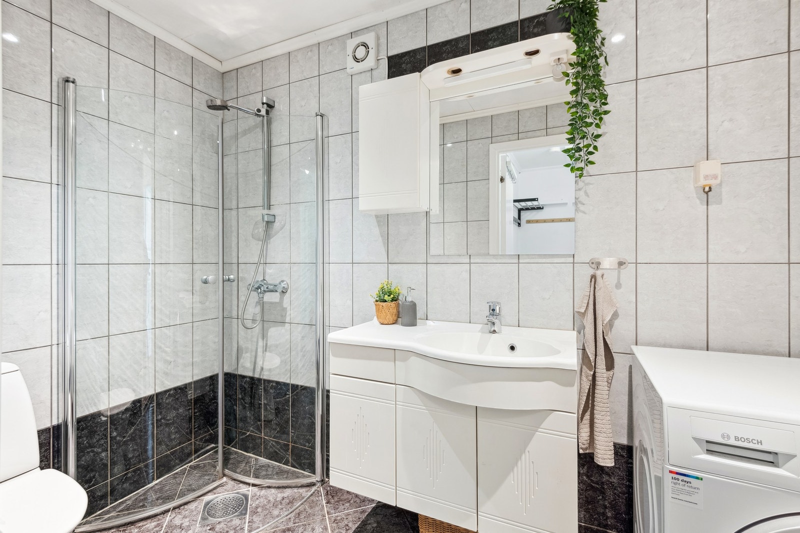 Flislagt bad med varmekabler i gulv. Galleribilde