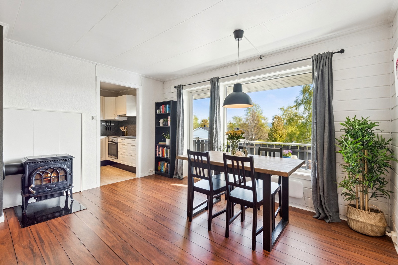 Store vindusflater gir godt med lysinnslipp. Galleribilde