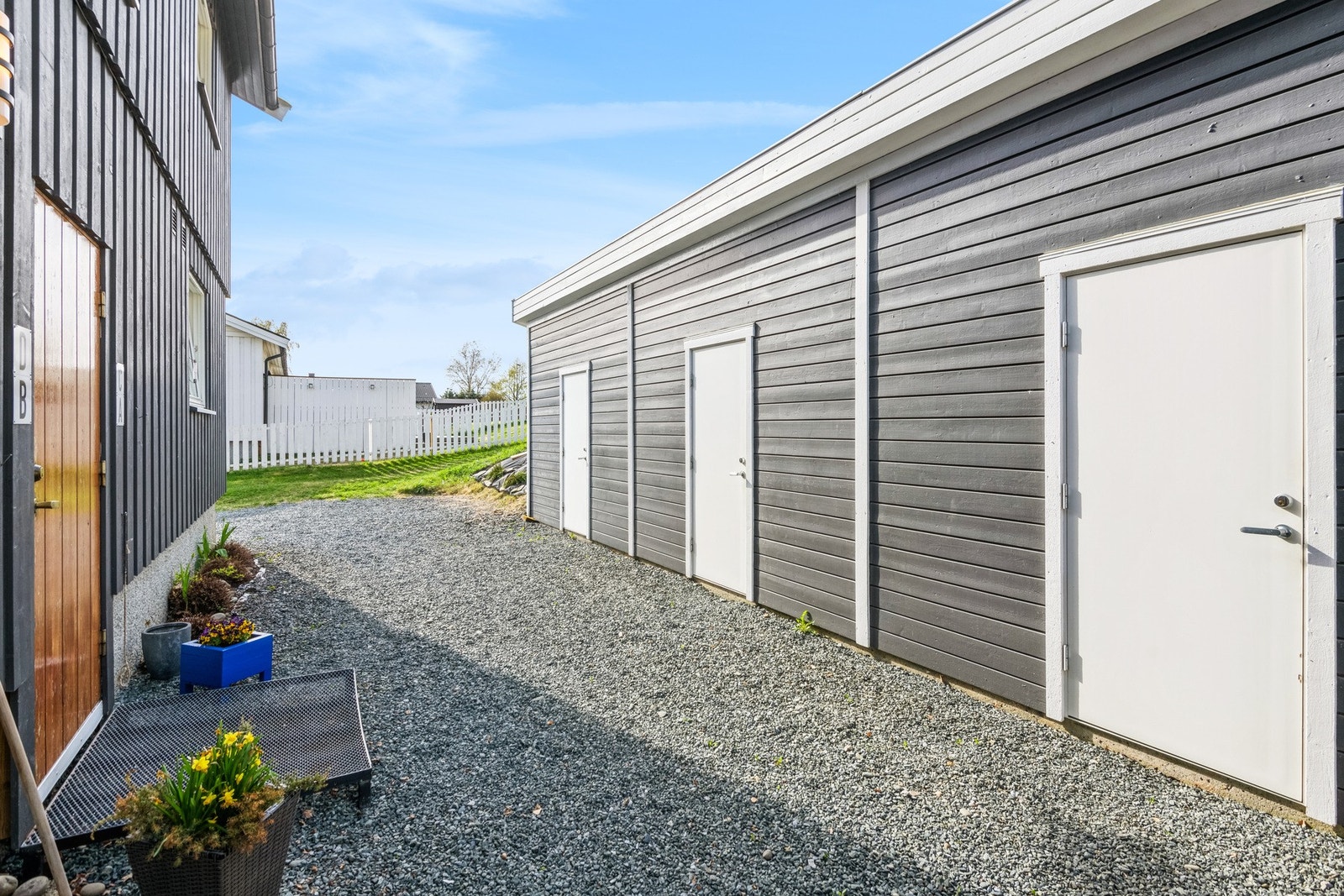 Andelen disponerer en sportsbod rett utenfor inngangspartiet. Galleribilde