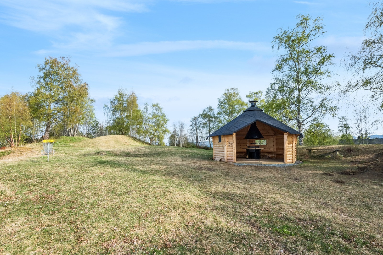 Gapahuk og frisbeegolf på kommunens friområde rett bak boligen. Galleribilde