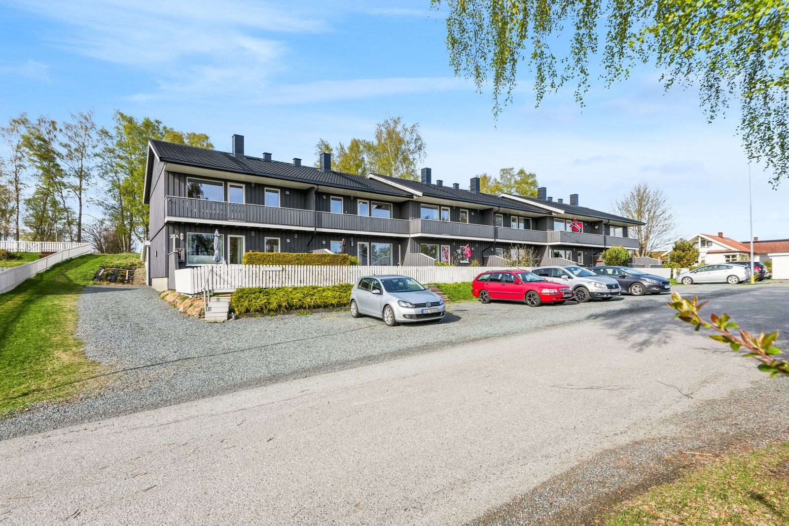 Borettslaget ligger fint til på toppen av Gjembleshaugen med friområde i bakkant med frisbeegolf, gapahuk og benker. Galleribilde