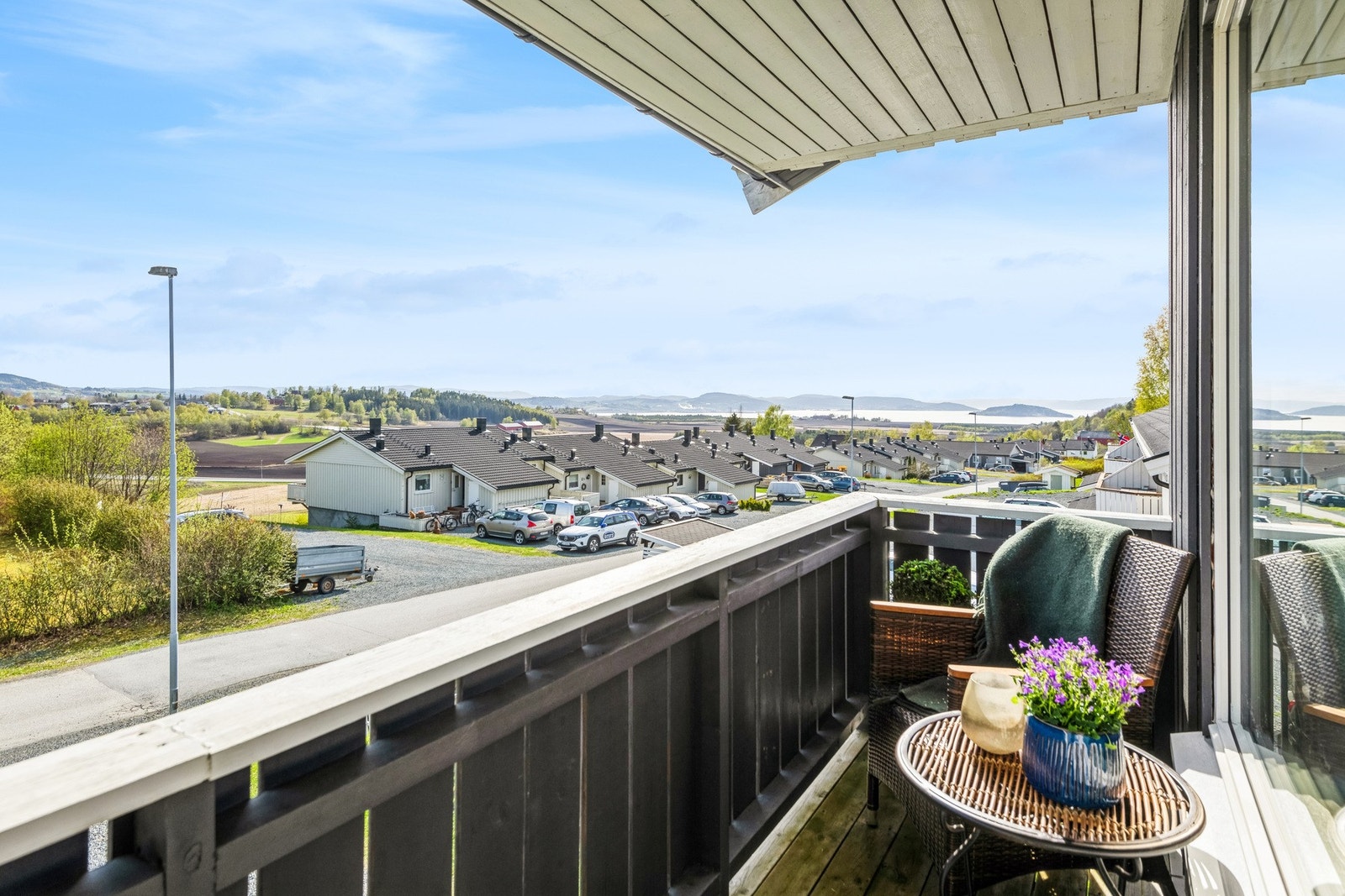 Velkommen til Verdandes veg 3 C! Trivelig balkong med nydelig utsikt utover bygda og Trondheimsfjorden. Sørvendt terrasse hvor man kan nyte solen på solfylte dager. Galleribilde