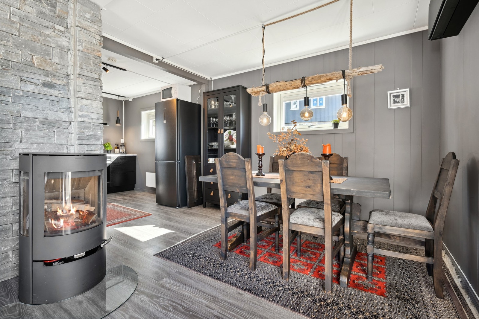 Her har du åpen løsning med kjøkken, spisestue og stuen Galleribilde