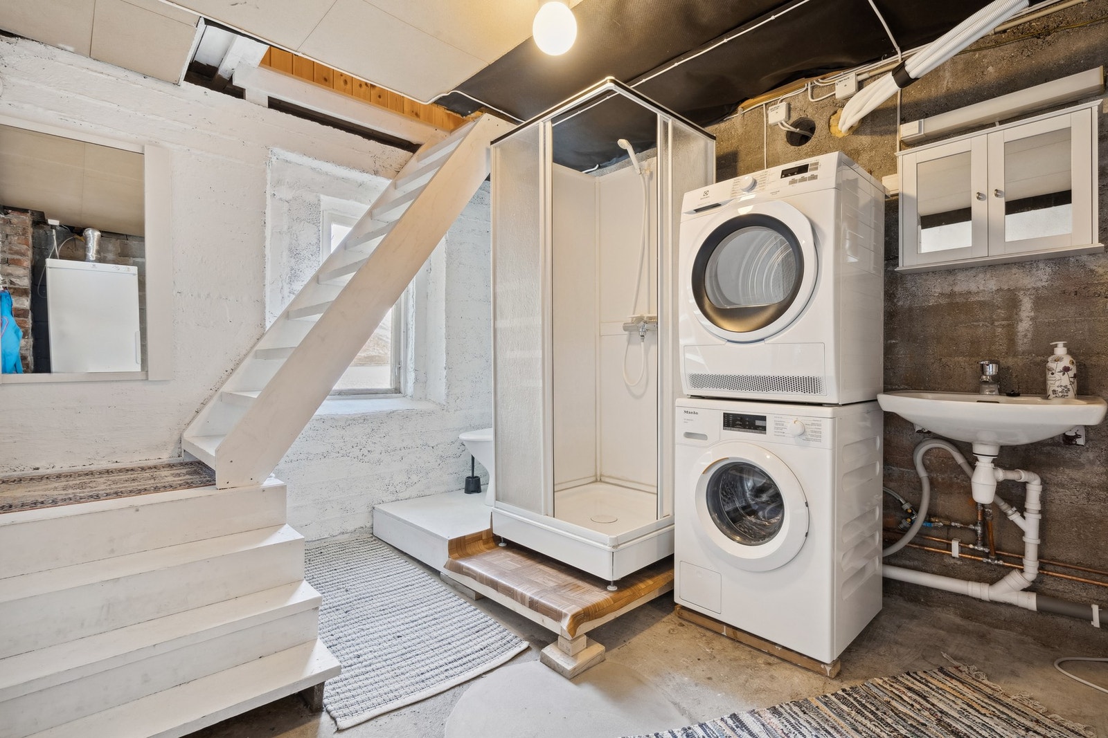 I kjelleren er det et rom som benyttes til bad/vaskerom Galleribilde