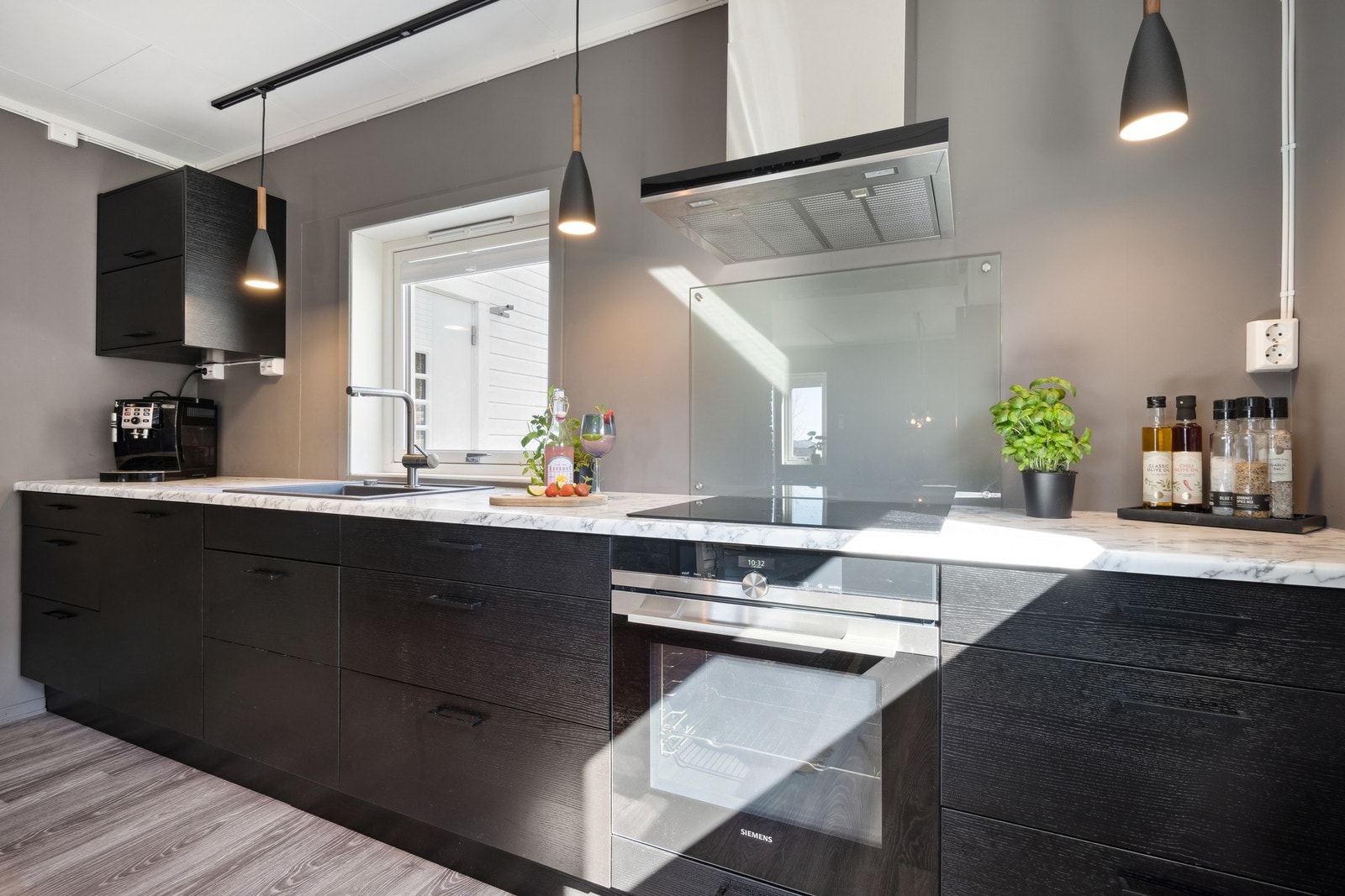 Moderne og stilrent kjøkken Galleribilde