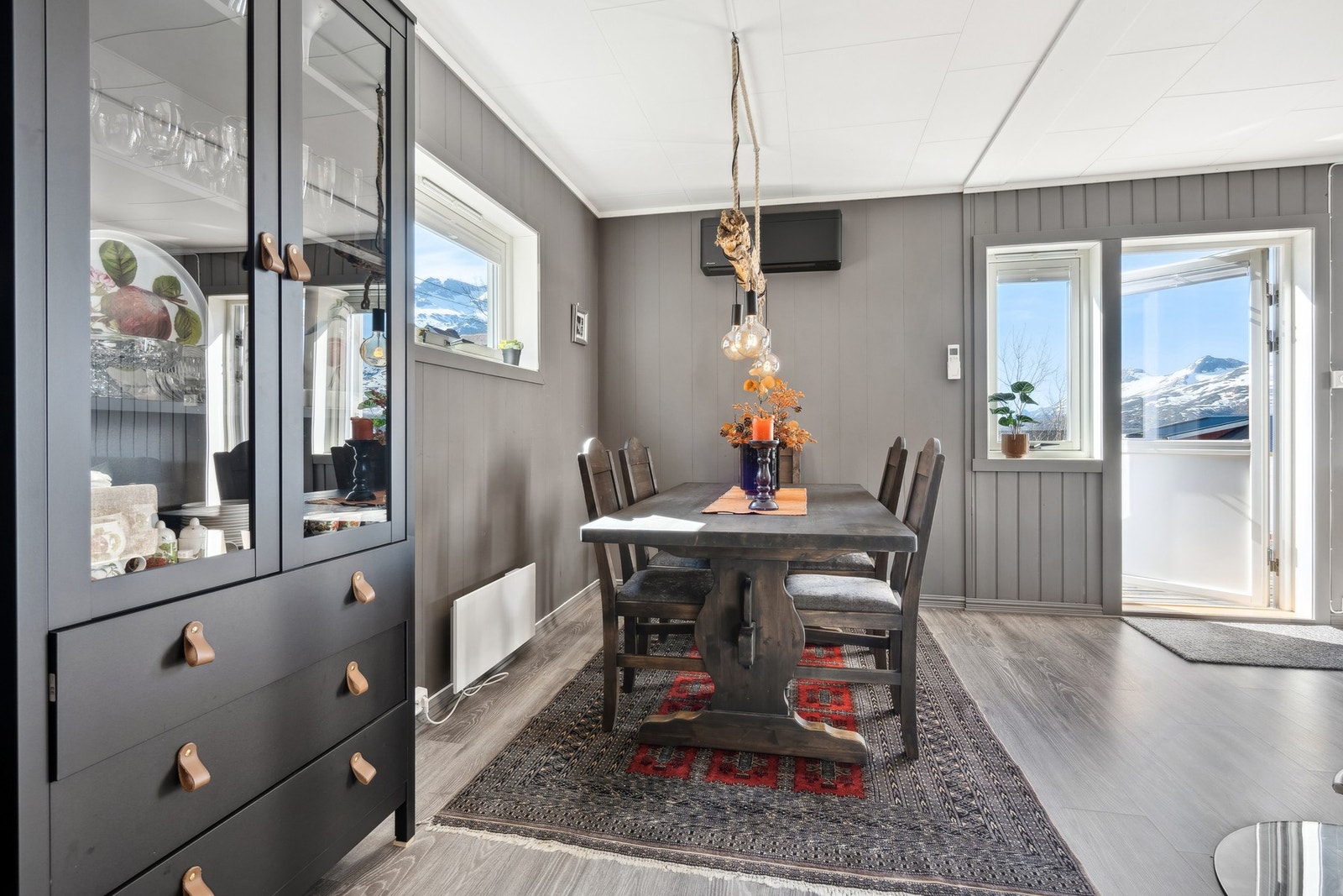 Spisestue og stue med utgang til veranda Galleribilde