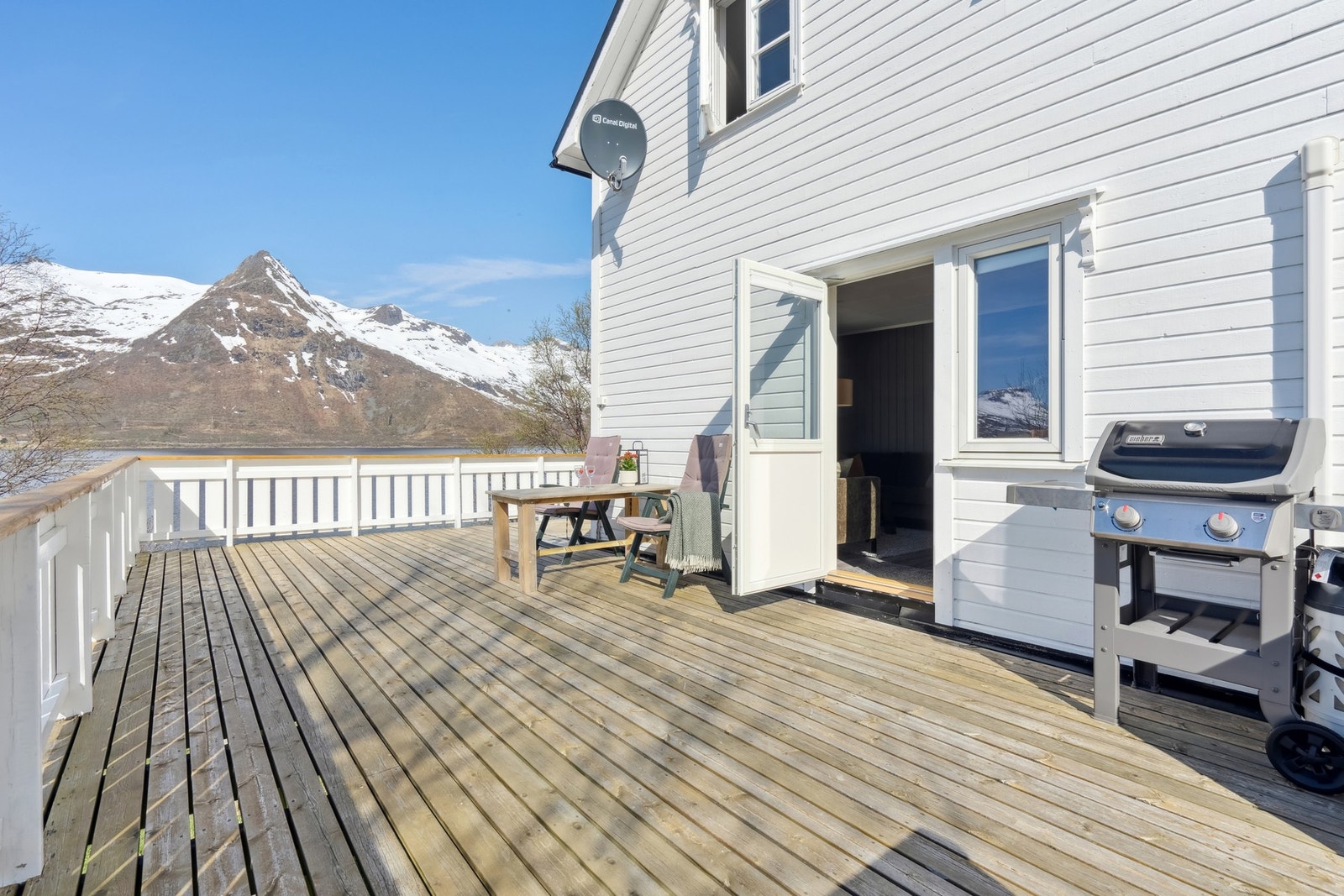 Flott veranda med adkomst via stua og bakkeplan Galleribilde