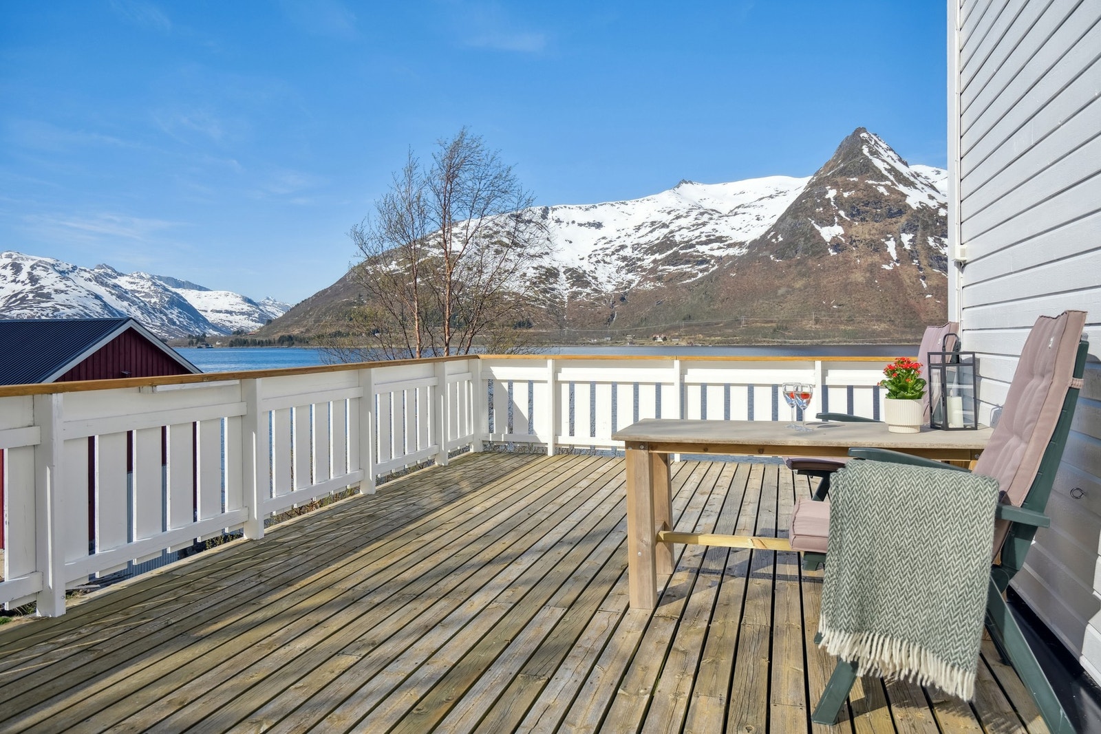 Fra verandaen har du utsikt utover fjorden og mot vakker natur Galleribilde