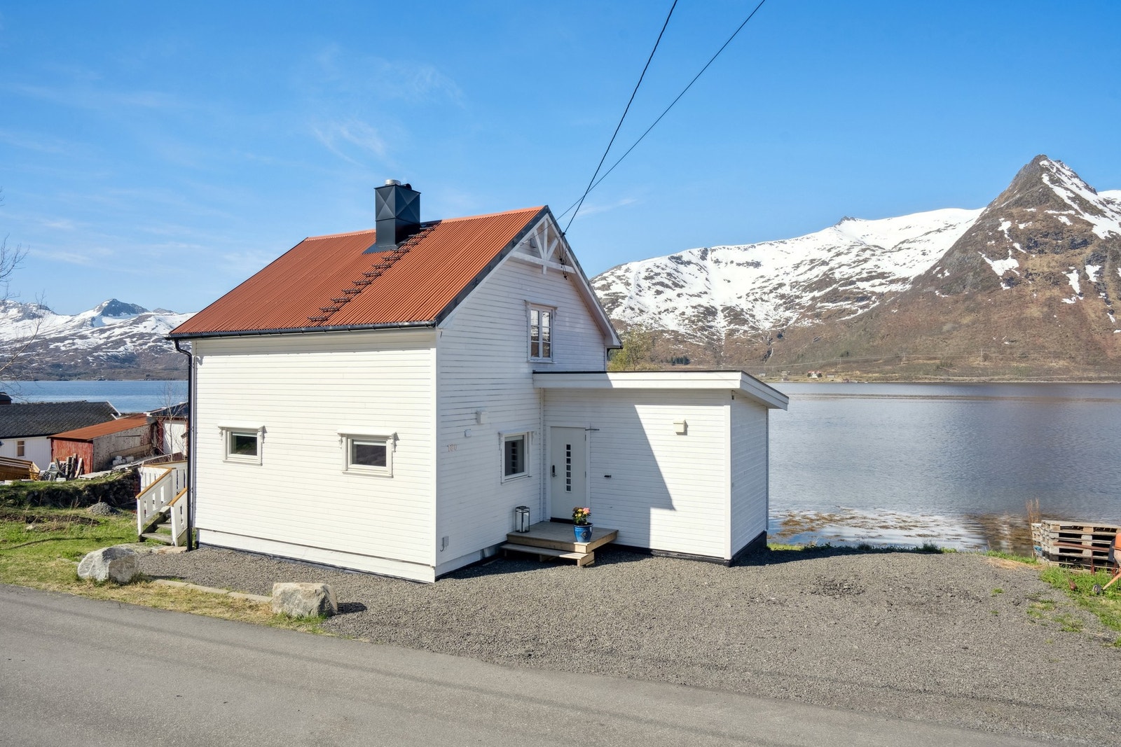 Eiendommen ligger fint til i en rolig gate, med gode solforhold og vakker utsikt Galleribilde