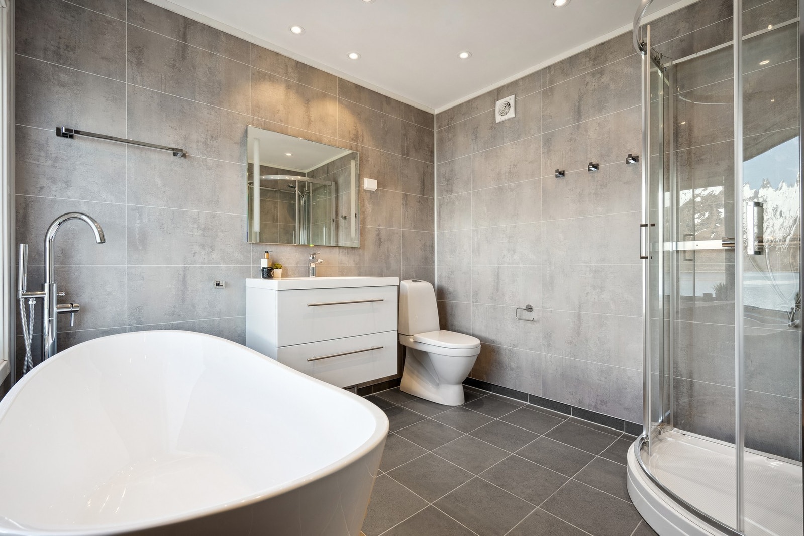 Moderne baderom med både dusj og badekar Galleribilde