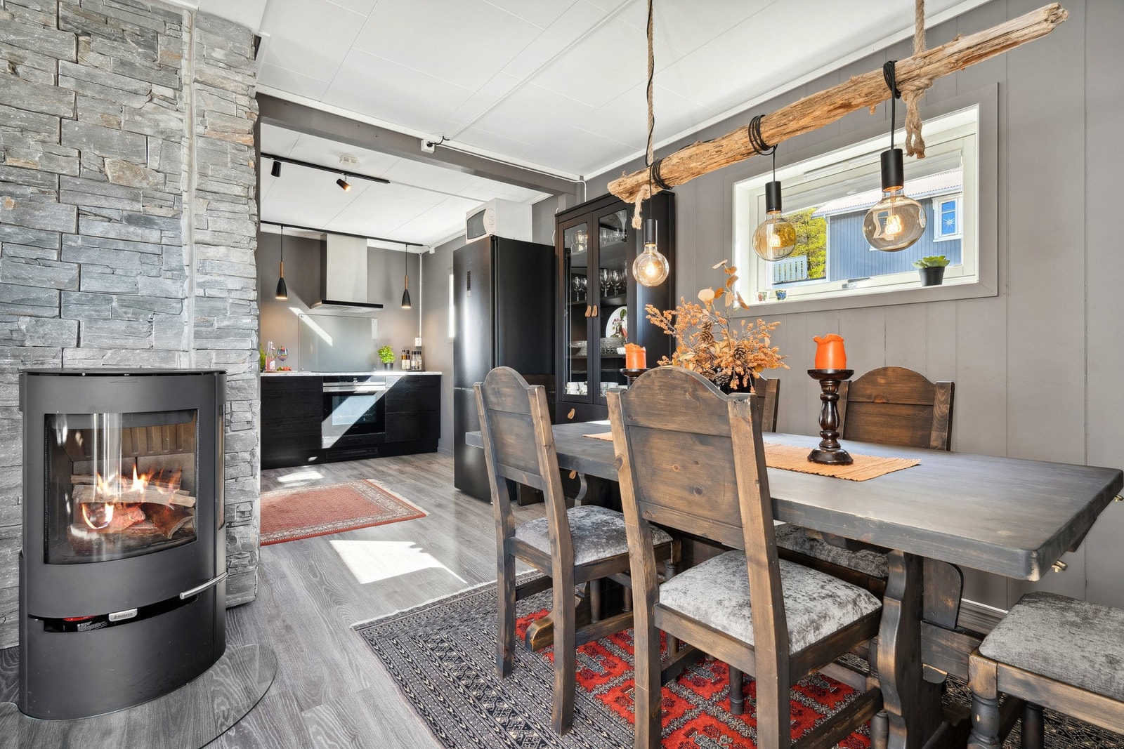 Koselig spiseplass som binder stue og kjøkken sammen Galleribilde