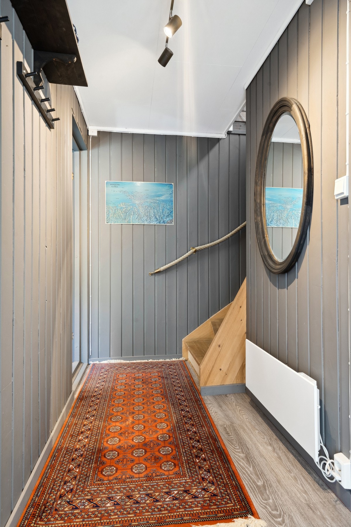 Del av gangen med trappen til loftet Galleribilde