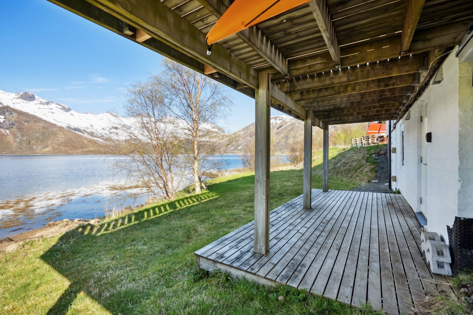 Du har kort vei til sjøen - hvor du kan bade eller fiske Galleribilde