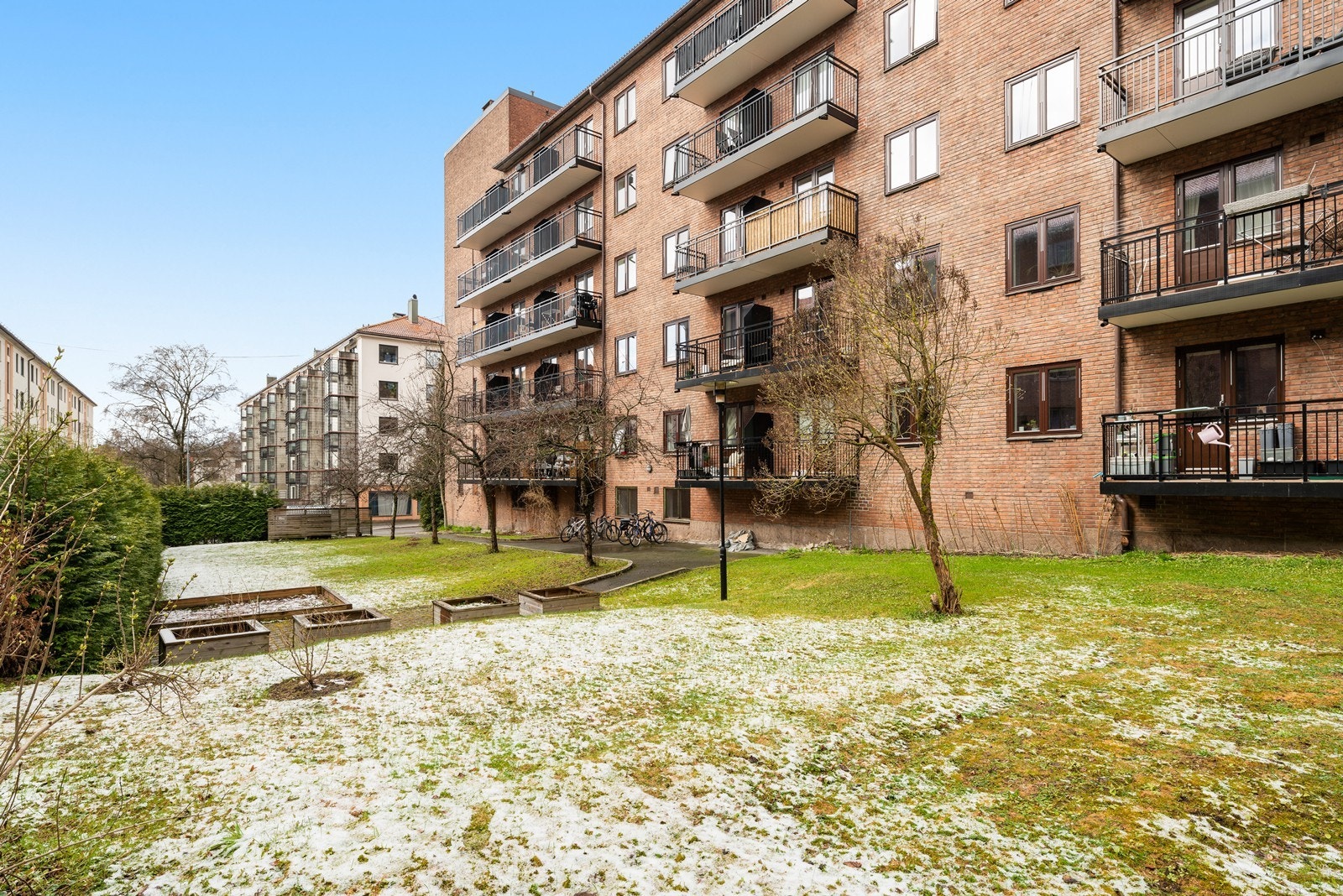 Leiligheten har rolig og tilbaketrukket beliggenhet like ved Advokat Dehlis plass på Bjølsen. Galleribilde