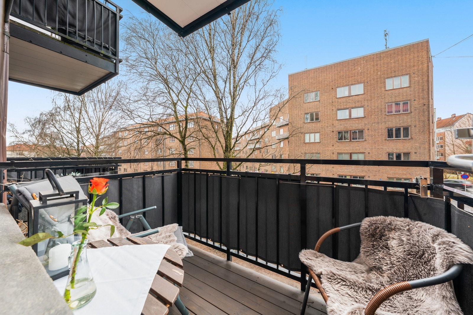 Stuen har utgang til en trivelig balkong på 3m², med plass til en hyggelig liten sittegruppe. Galleribilde