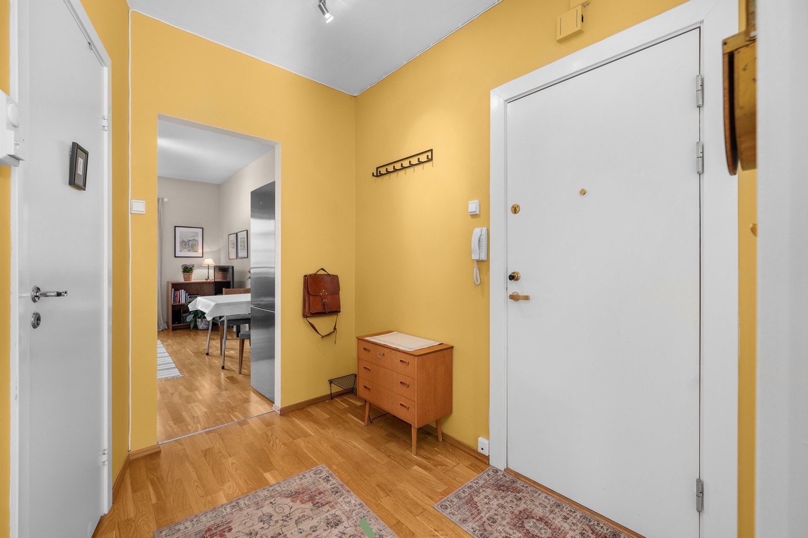 Velkommen inn! Hyggelig entré med plass til oppbevaring av yttertøy og sko. Galleribilde