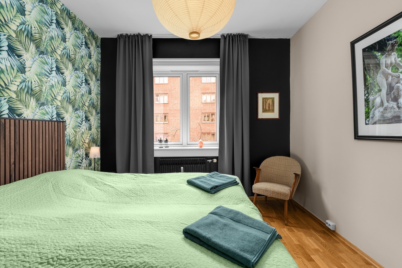 På hovedsoverommet er det godt med plass til dobbeltseng, nattbord og garderobeløsning. Galleribilde