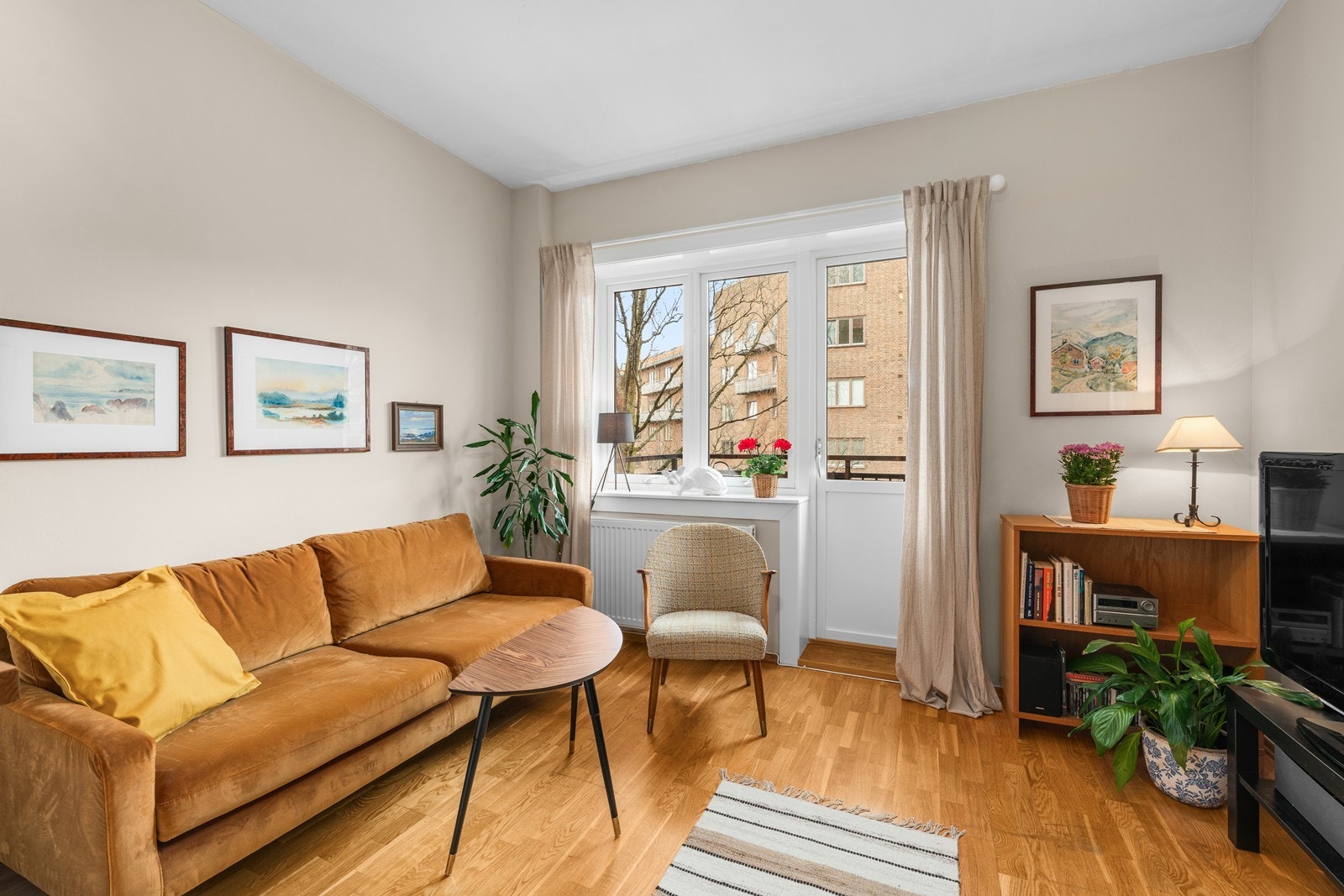 Stuen er lys og tiltalende og det er samtidig rikelig med plass til sofa og media møblement. Galleribilde