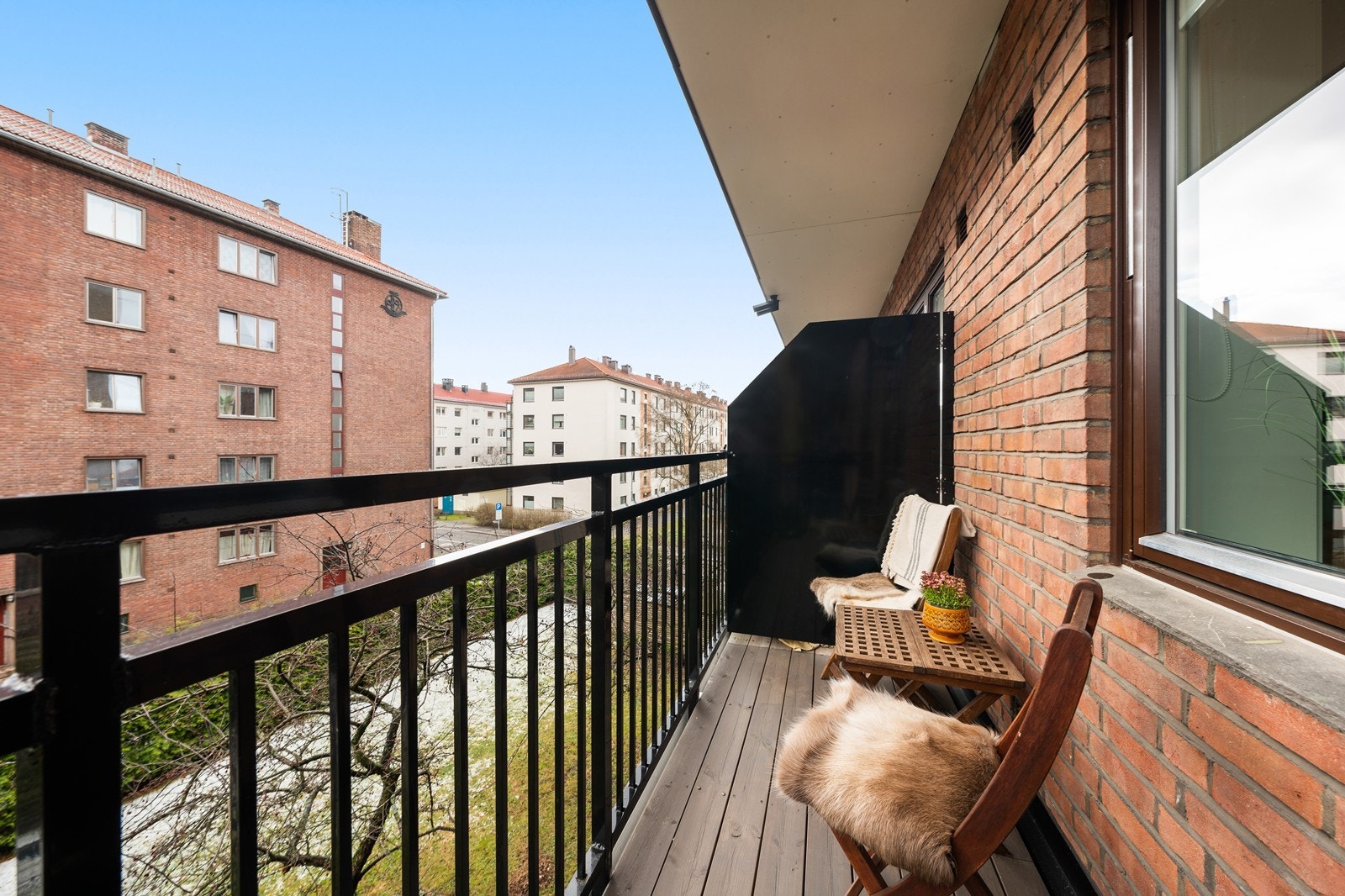 Med utgang fra soverommet finner du leilighetens andre balkong på 3.5 m², med plass til sitteplasser og tilhørende bord. Galleribilde