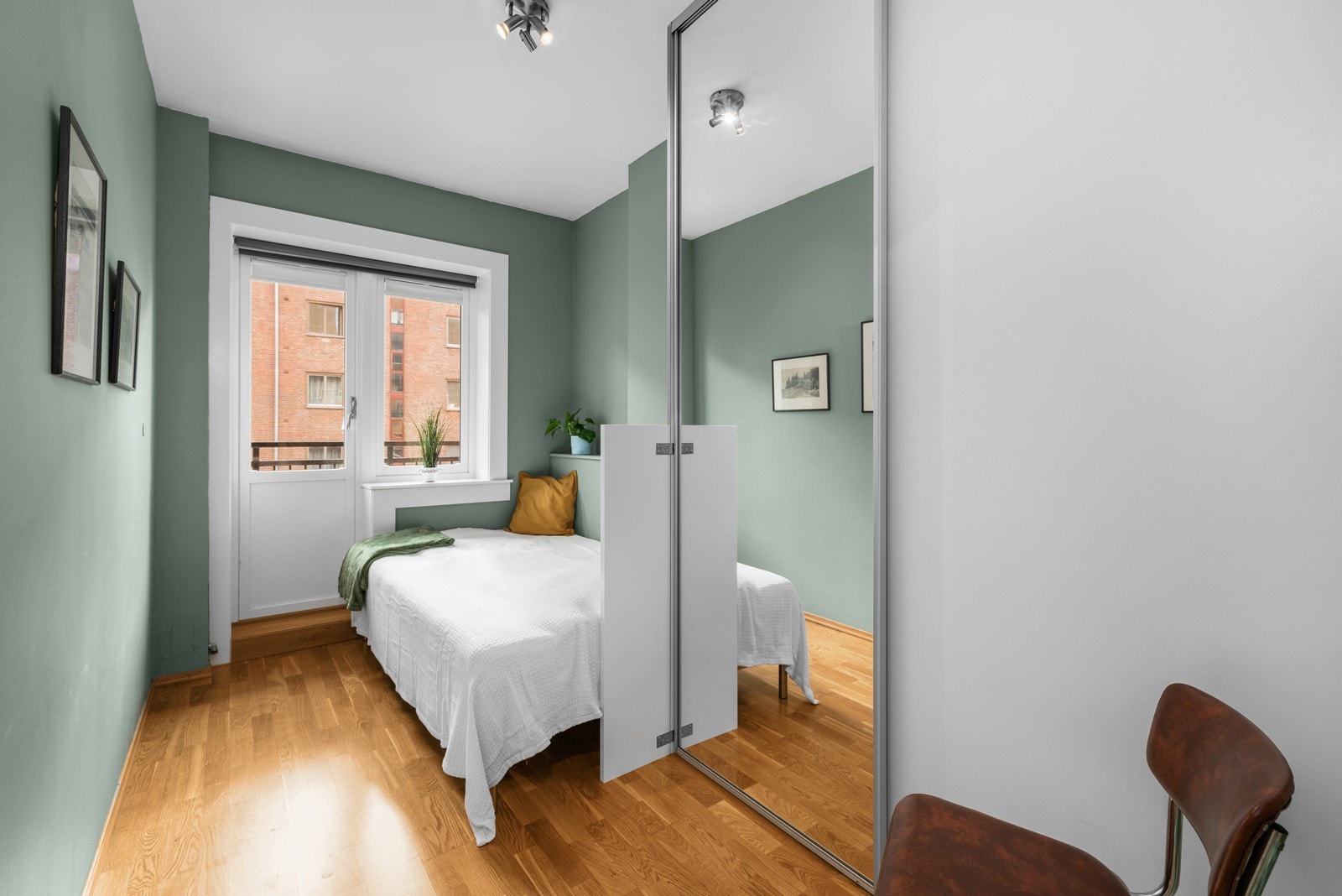 Soverom II er av god størrelse med praktisk skyvedørsgarderobe og rom for seng og nattbord. Galleribilde