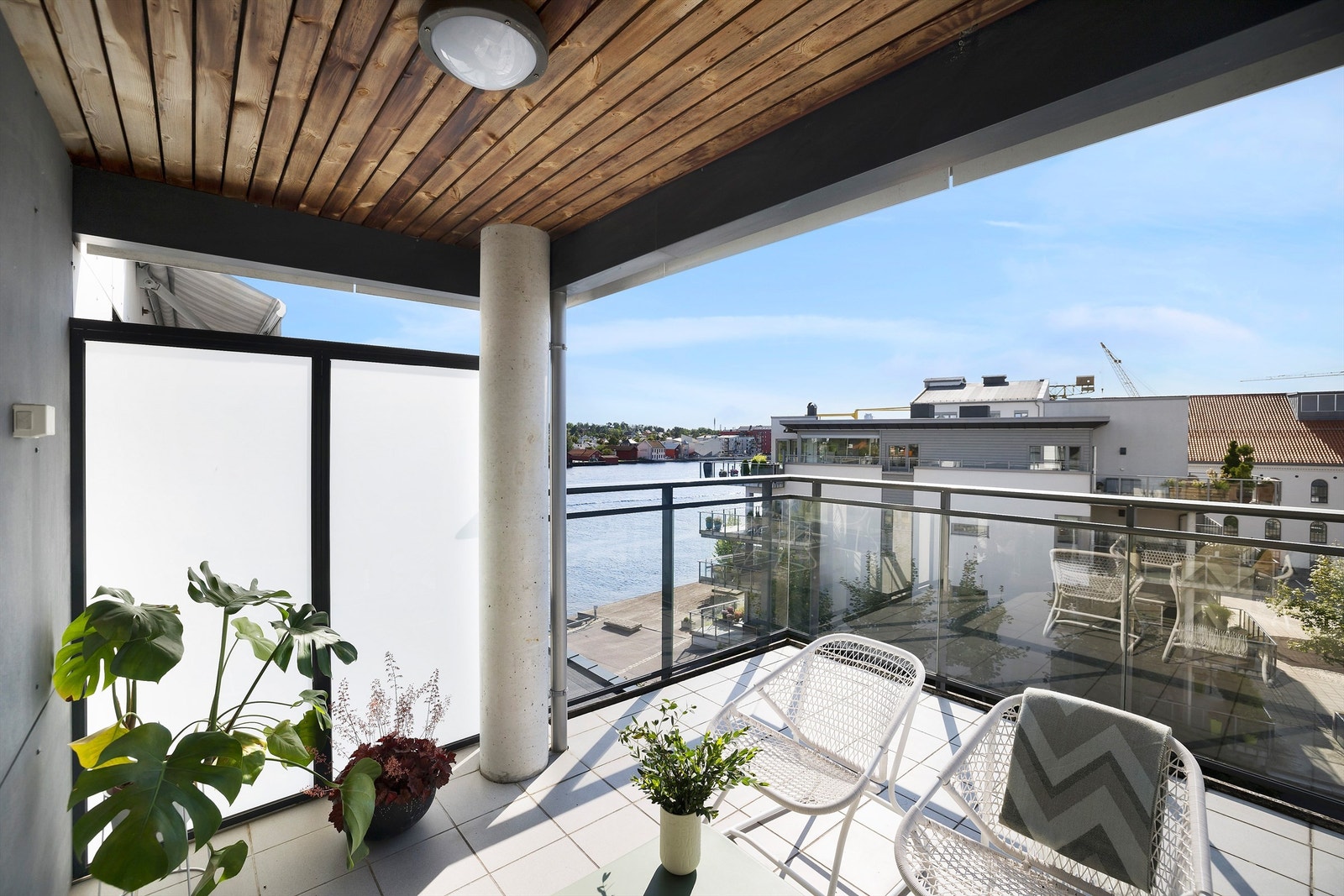 Det er plass til sittegruppe under overbygget tak. Galleribilde