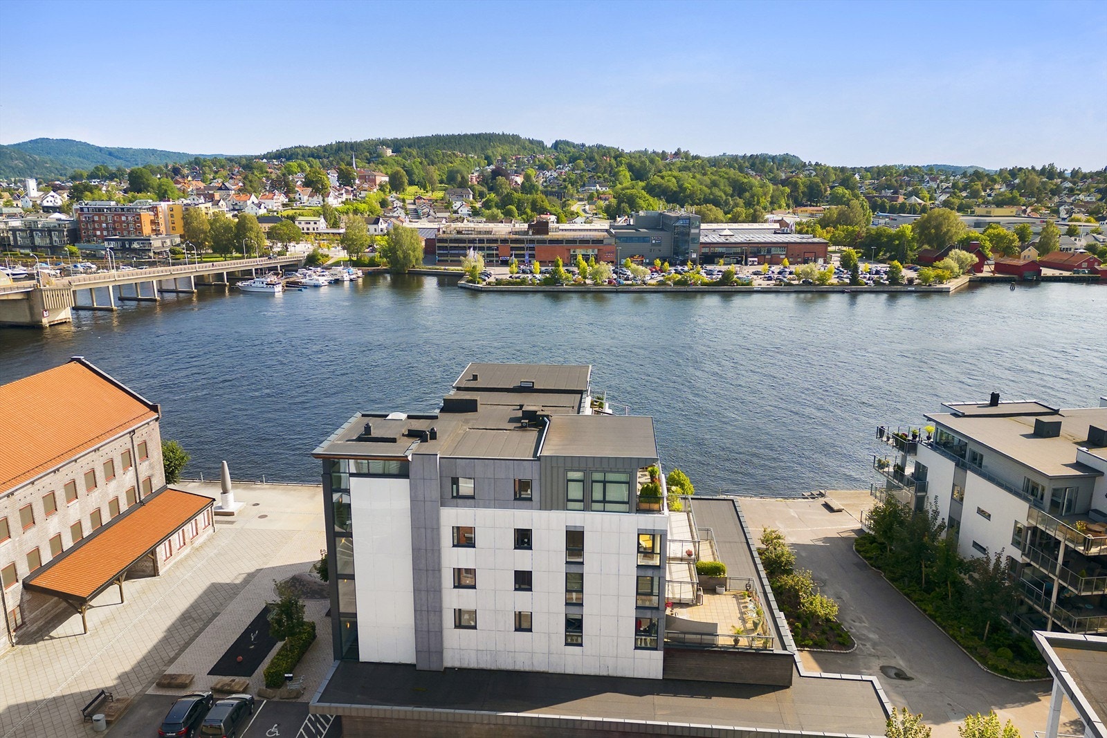 En attraktiv beliggenhet langs strandpromenaden på Vestsiden. Galleribilde