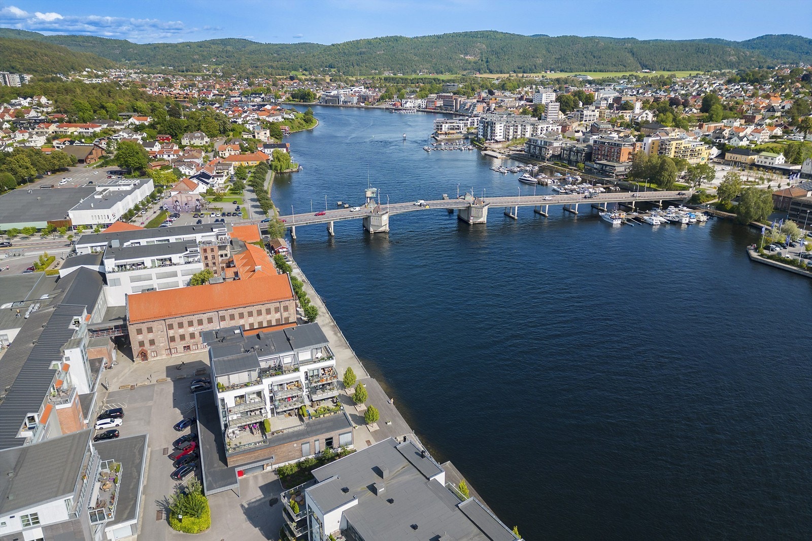 Utsikt oppover elva som deler Porsgrunn i en Øst- og Vestside. Galleribilde