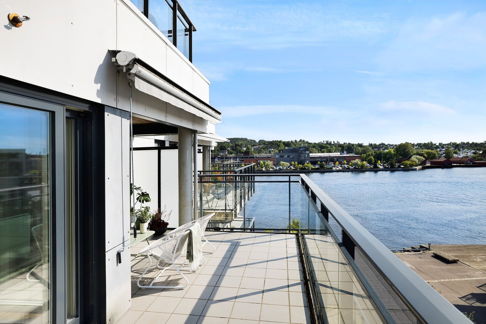 Utgang fra stuen til sørvestvendt balkong på ca 18 kvm. Galleribilde