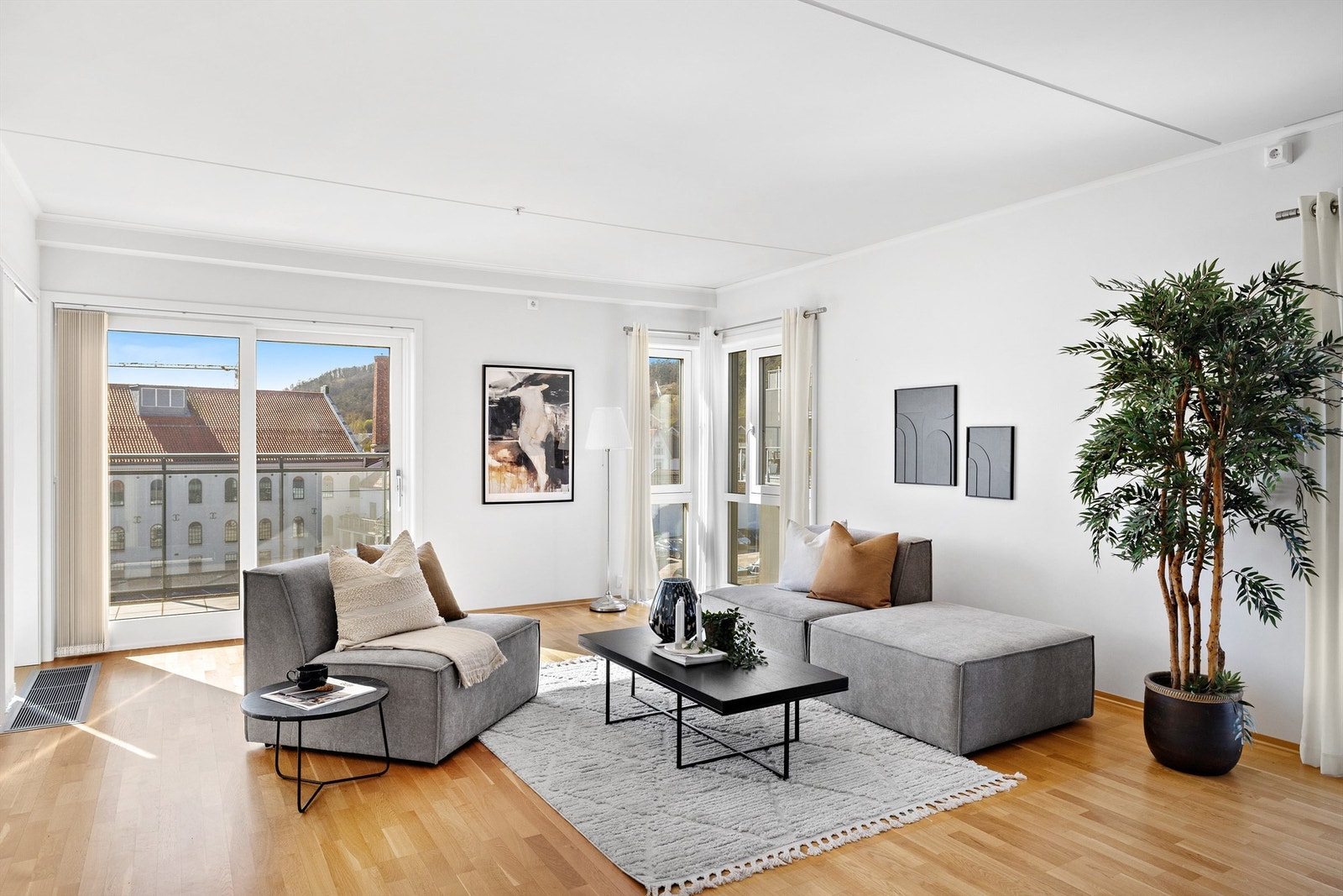 Lys og romslig stue med utgang til balkong. Galleribilde
