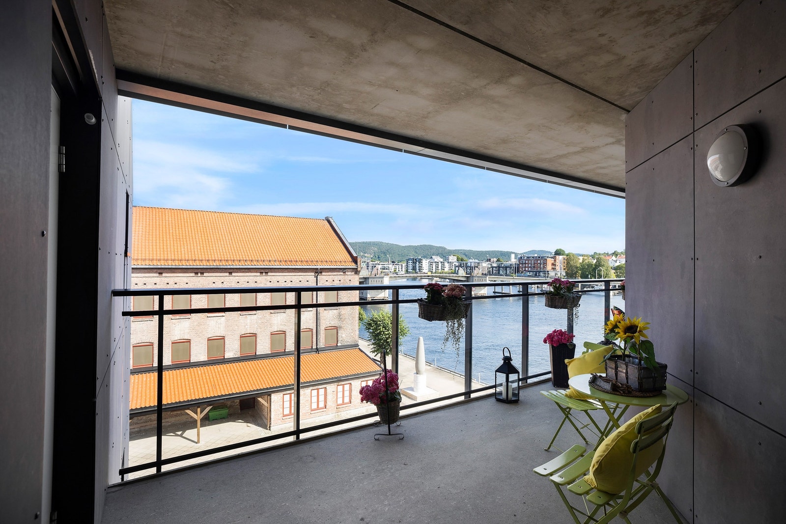 Svalegang og overbygget inngangsparti. Galleribilde