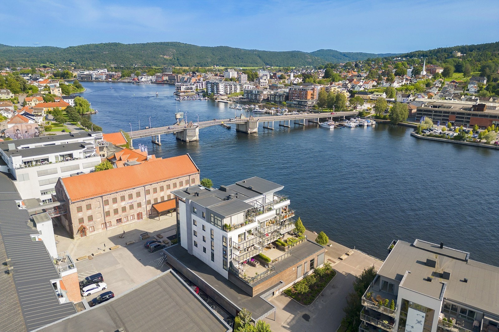 Fra leiligheten kan du gå langs elva, og over brua til Porsgrunn sentrum. Galleribilde