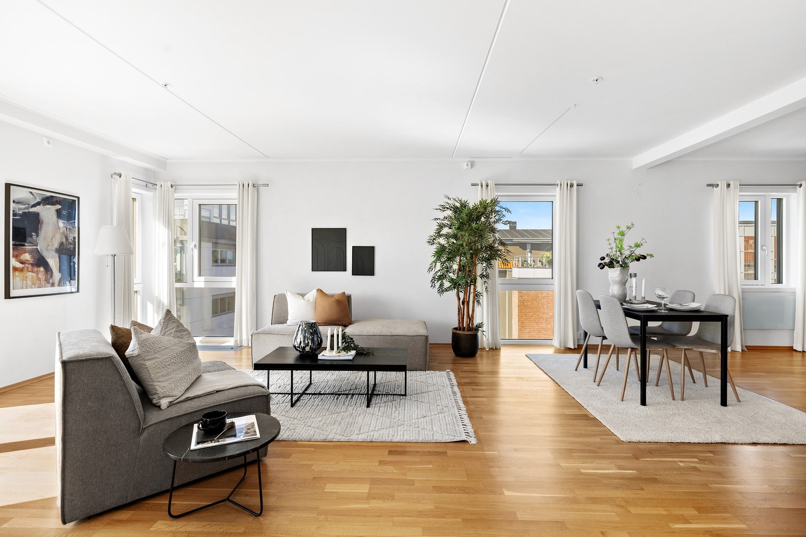 Stuen har god plass til både spisestue og sofagruppe. Galleribilde