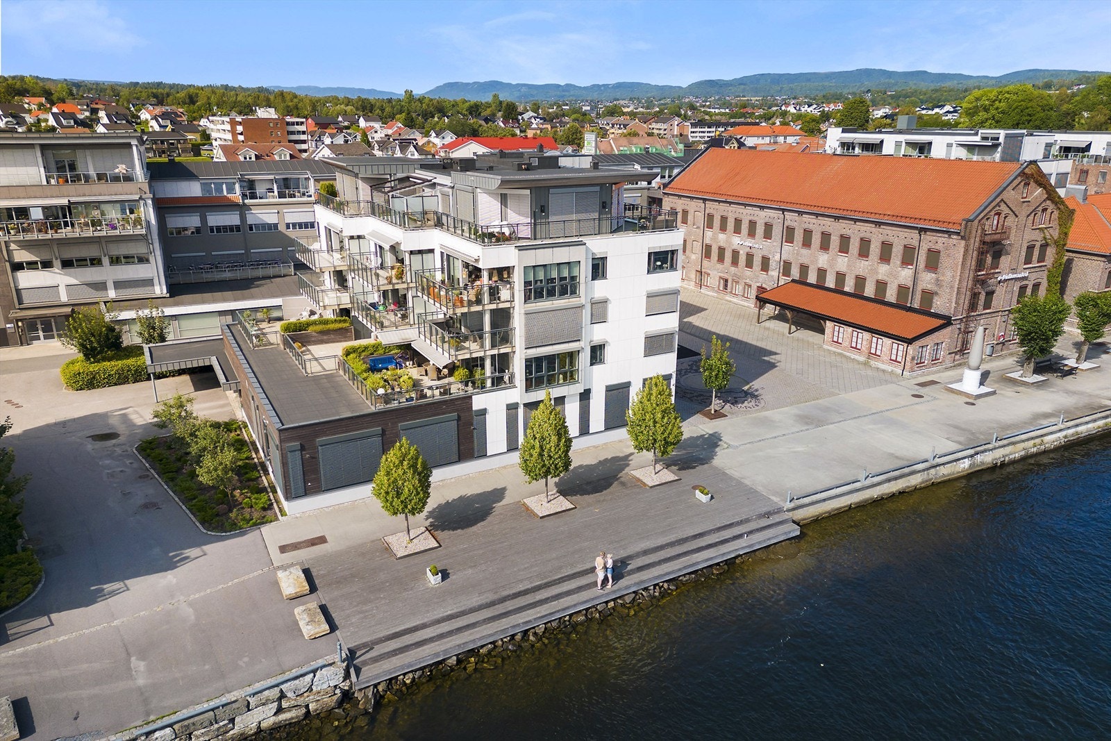 Områdebilde, nabo til historiske Porsgrund Porselensfabrikk. Hyggelig strandpromenade og fine turområder. Galleribilde
