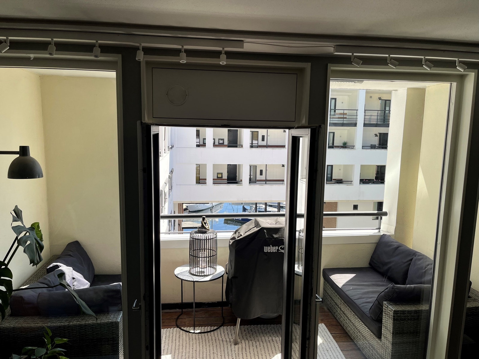 Koselig, lun og sydøstvendt overbygget balkong på 6 kvm med sjøgløtt og elektrisk terrassevarmer. Galleribilde