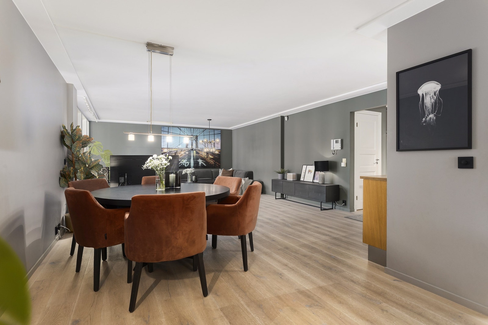 Stue/spisestue med delvis åpen kjøkkenløsning og utgang til balkong. Galleribilde