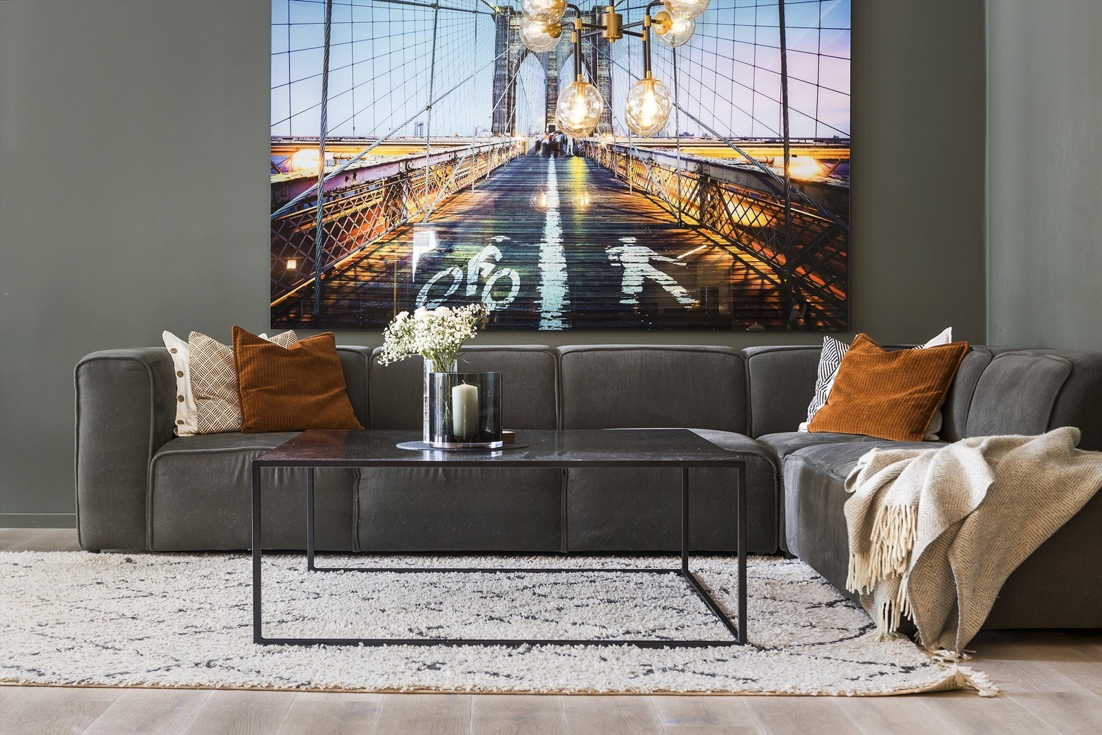 Stue/spisestue med delvis åpen kjøkkenløsning og utgang til balkong. Galleribilde