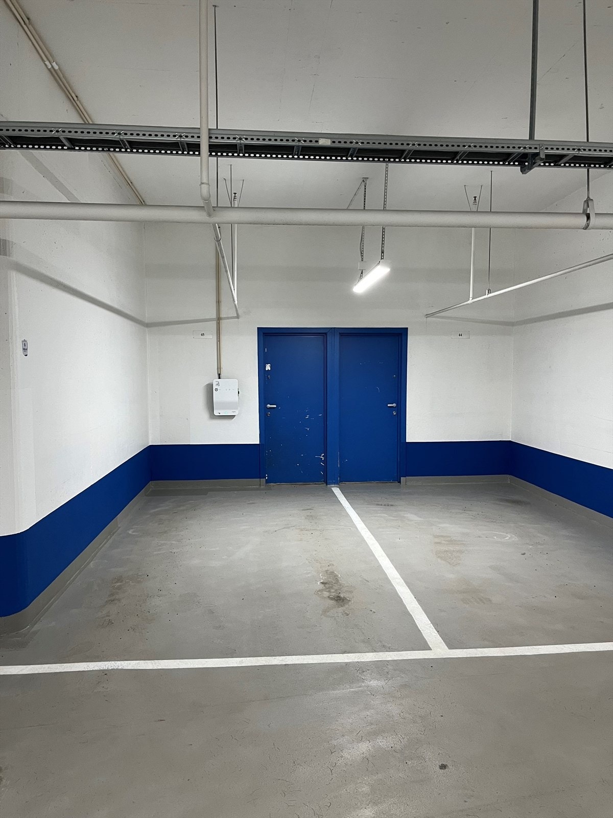 Garasjeplass med el-billader. Bruksrett til plass nr. 45 med bod i bakkant på K-feltet, den private garasjedelen. Galleribilde