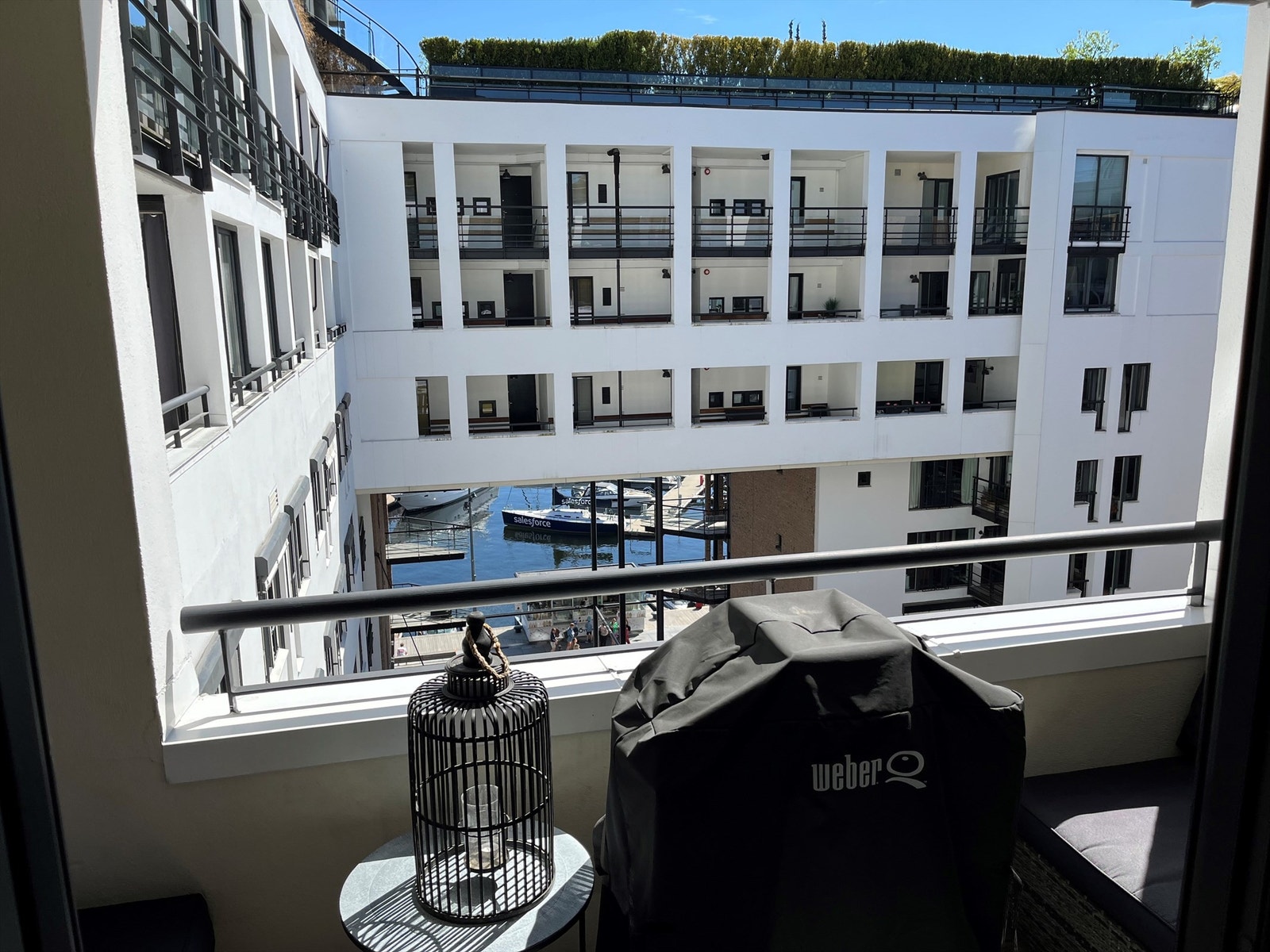 Koselig, lun og sydøstvendt overbygget balkong på 6 kvm med elektrisk terrassevarmer. Galleribilde