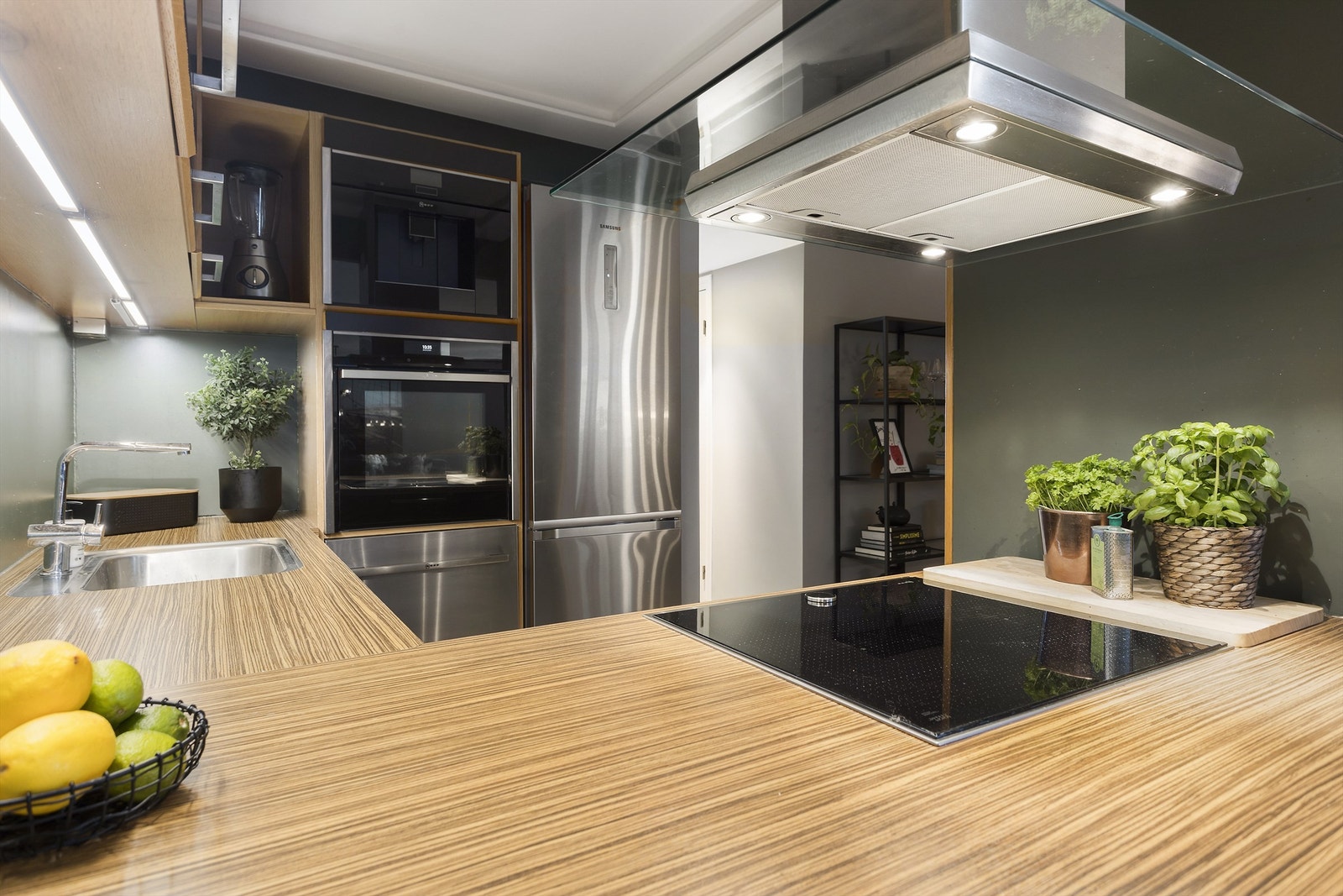 Kjøkkeninnredning fra 2008. Hvitevarer fra 2019 medfølger. Galleribilde